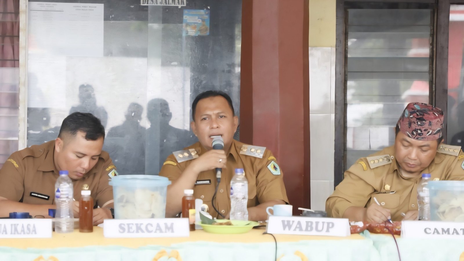Wakil Bupati Pamekasan Sukriyanto saat memberikan arahan kepada kepala desa dan lurah dalam rapat koordinasi pelayanan publik.