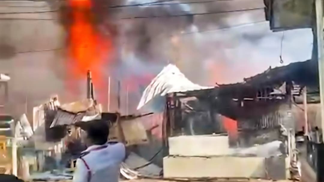 Kebakaran menghanguskan rumah setinggan di Jalan Klang Lama Kuala Lumpur