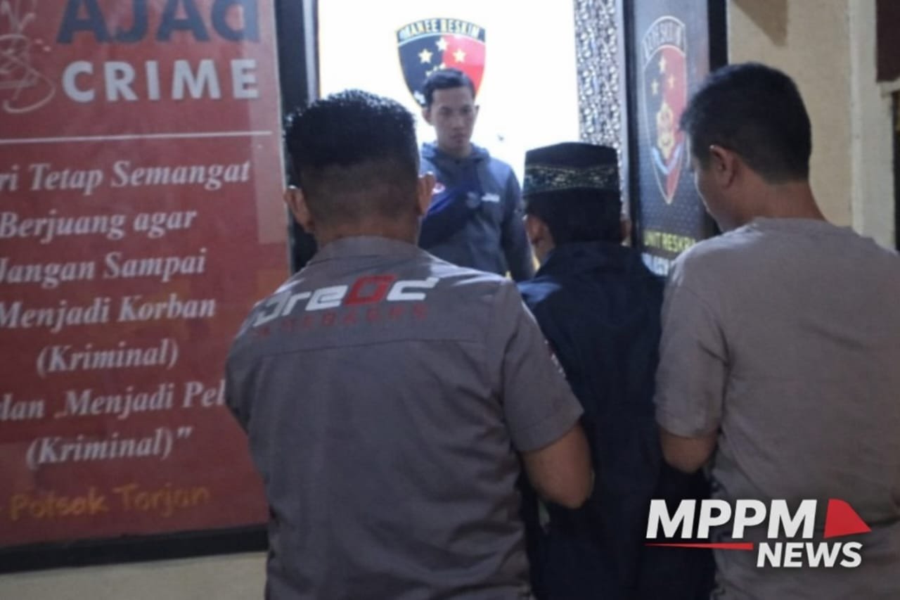 Petugas Polres Sampang mengamankan dua pemuda yang diduga menjadi kurir narkoba jenis sabu di Kabupaten Sampang