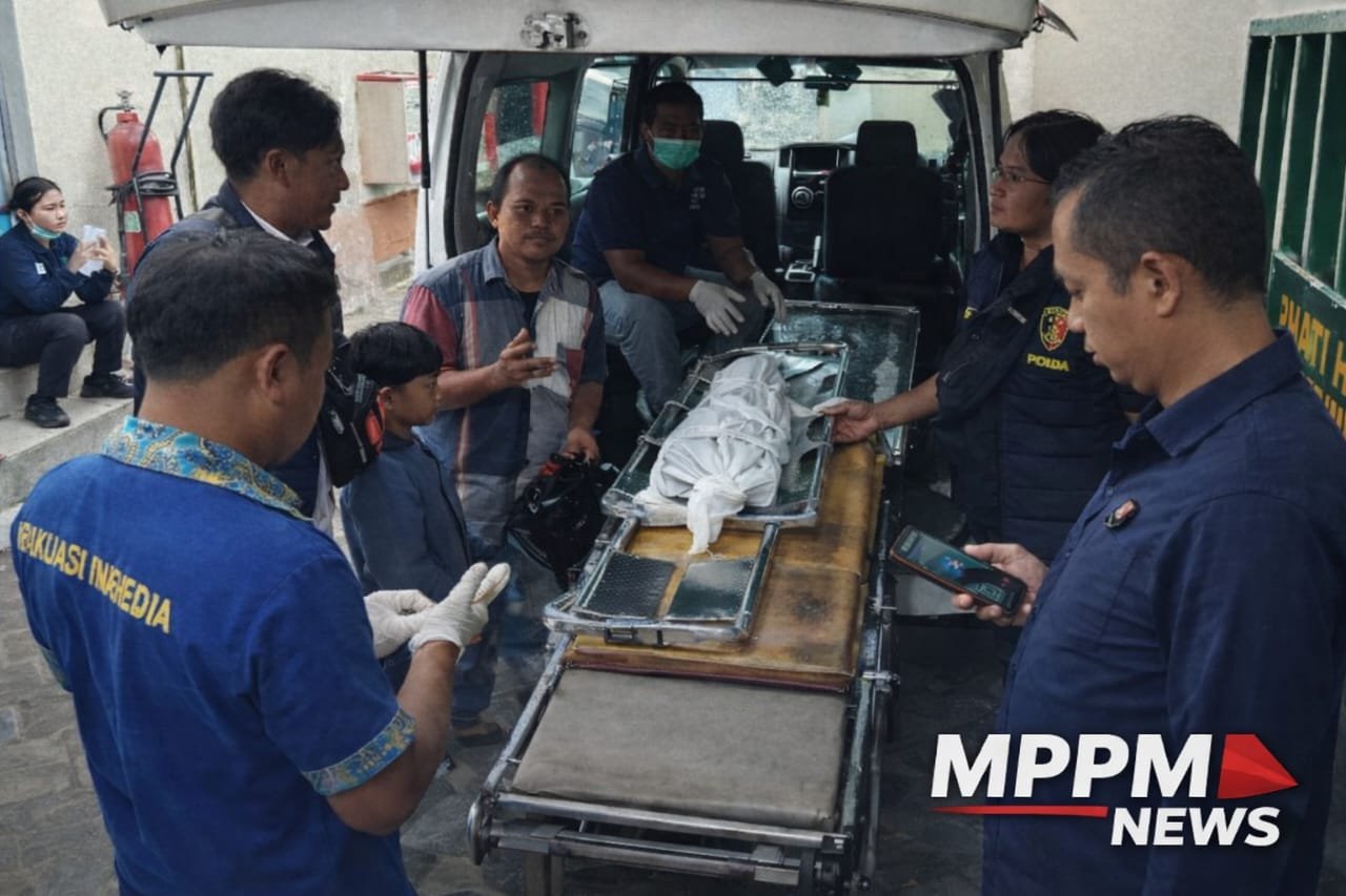 Penyerahan kerangka manusia hasil identifikasi oleh Polres Sampang kepada keluarga di RSUD dr Mohammad Zyn Sampang