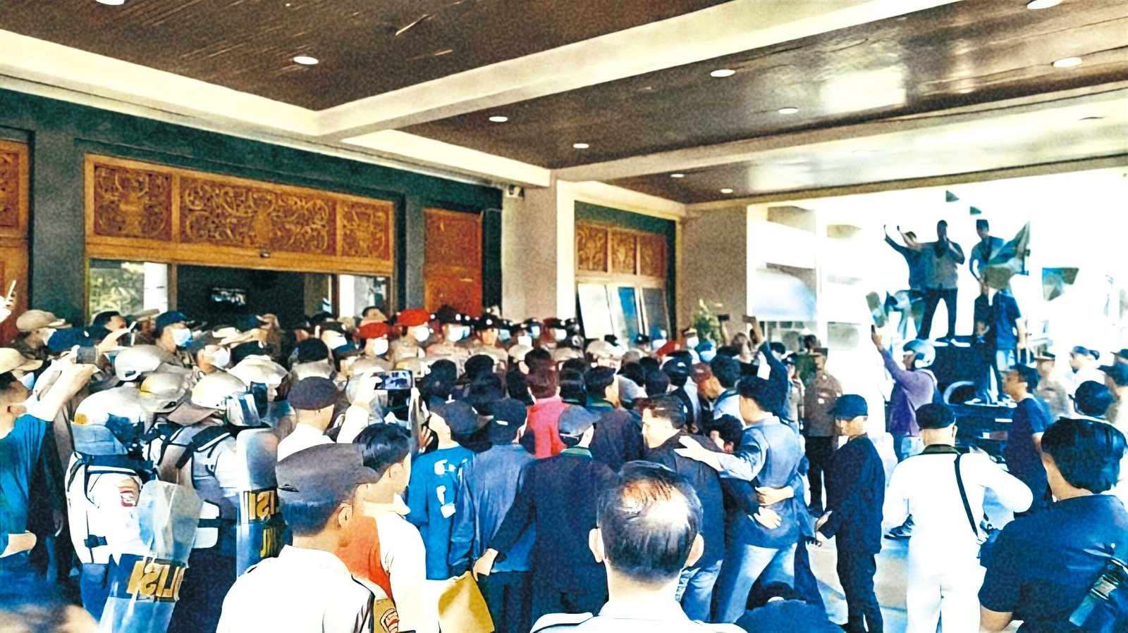 Demo Reset Bangkalan ricuh, mahasiswa disemprot water cannon