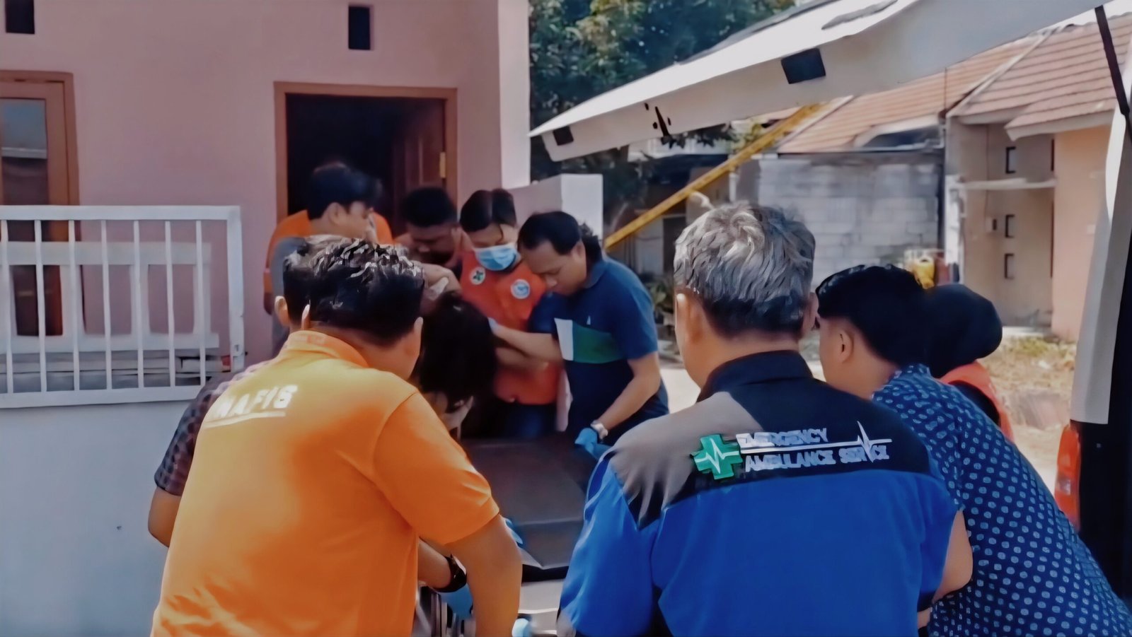 Alt text: evakuasi korban pembacokan di rumah kos Bangkalan