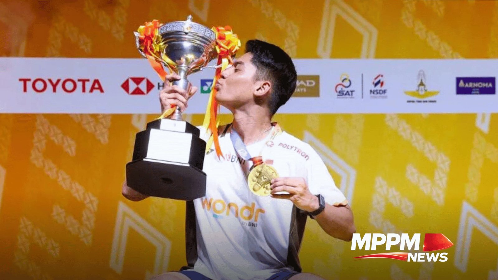 Pebulu tangkis asal Madura Mohammad Zaki Ubaidillah mengangkat trofi Thailand Masters 2026