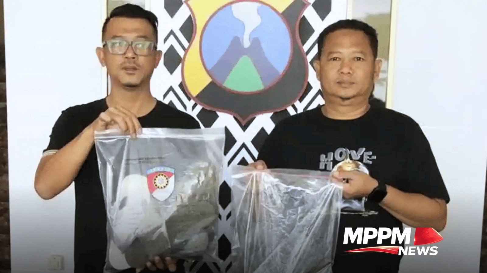 Petugas kepolisian menunjukkan barang bukti kasus pembacokan warga Lenteng Kabupaten Sumenep