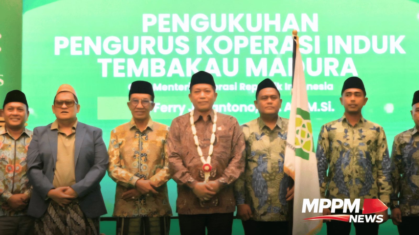 Menteri Koperasi RI Ferry Juliantono mengukuhkan pengurus Koperasi Induk Tembakau Madura Sejahtera (KITMAS) di Kabupaten Pamekasan, Jawa Timur