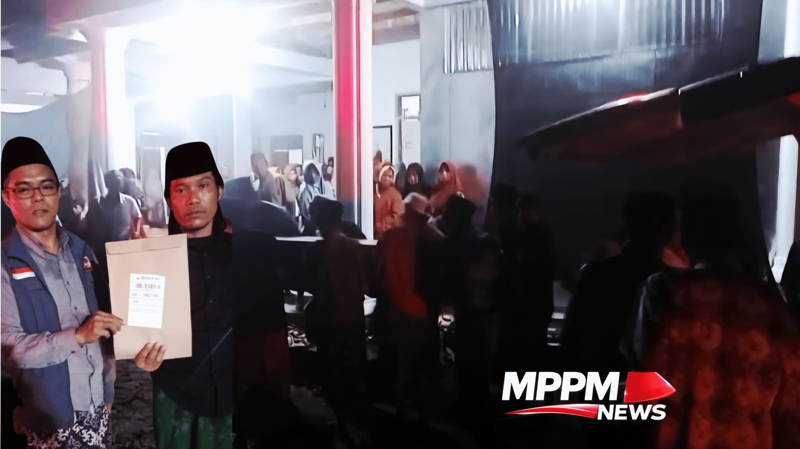 Perwakilan MPPM menunjukkan dokumen resmi pemulangan jenazah PMI asal Sampang dari Malaysia sebelum diberangkatkan ke Jawa Timur.