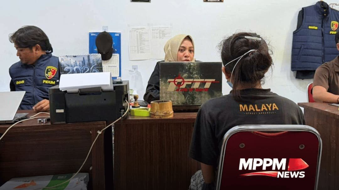 Petugas Polres Sampang memeriksa terduga pelaku pencurian kendaraan bermotor yang berhasil diungkap dalam waktu enam jam