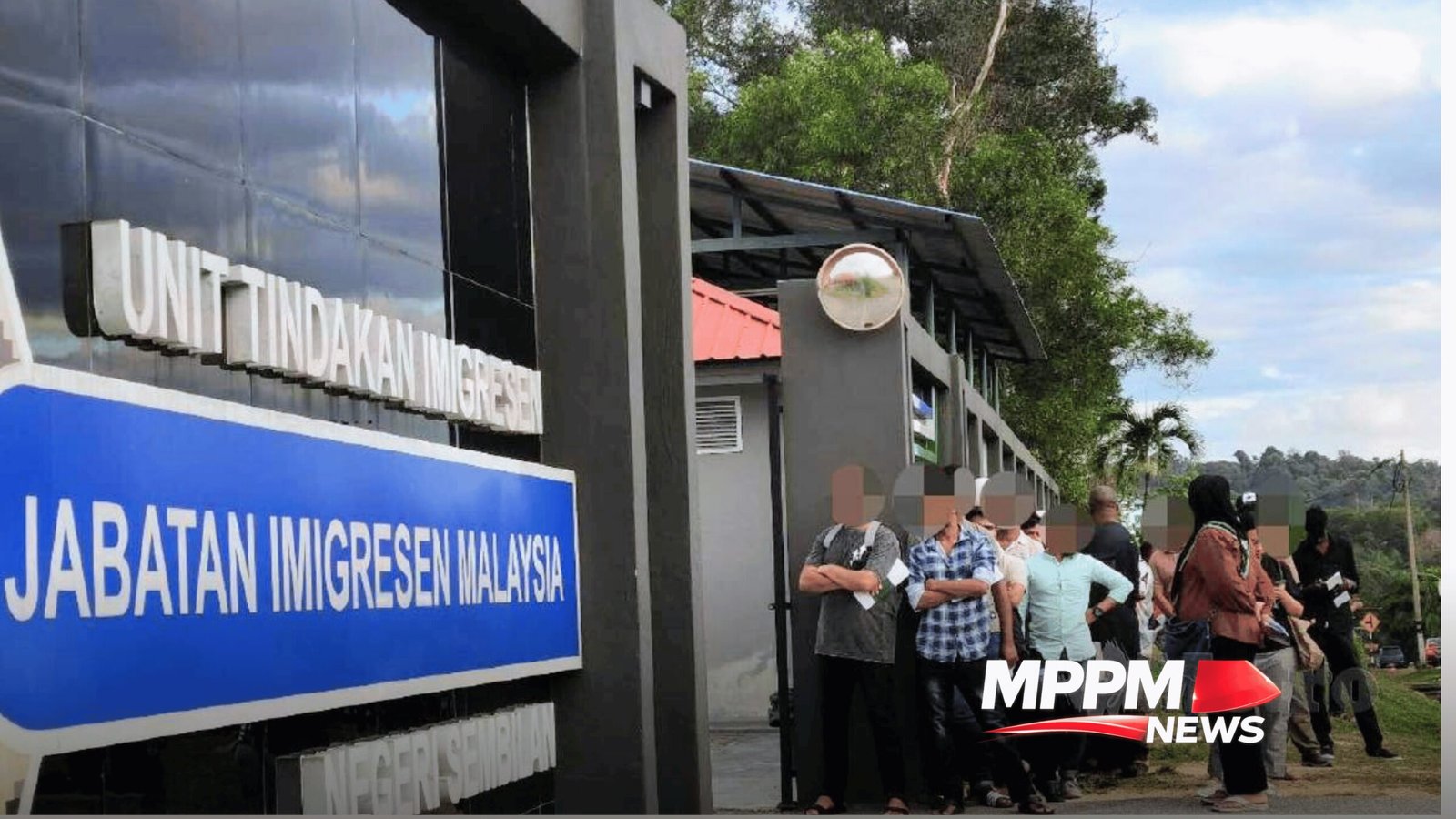 PMI antre di kantor imigrasi Malaysia Senawang untuk program repatriasi migran jelang Lebaran