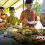 Warga dan anak-anak Madura menyiapkan ketupat saat perayaan Tellasan Pettok atau Lebaran Ketupat pada 8 Syawal.