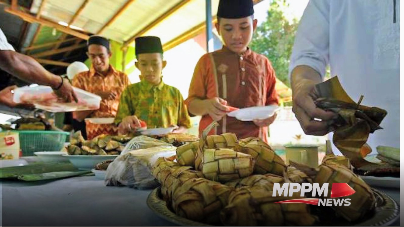 Warga dan anak-anak Madura menyiapkan ketupat saat perayaan Tellasan Pettok atau Lebaran Ketupat pada 8 Syawal.