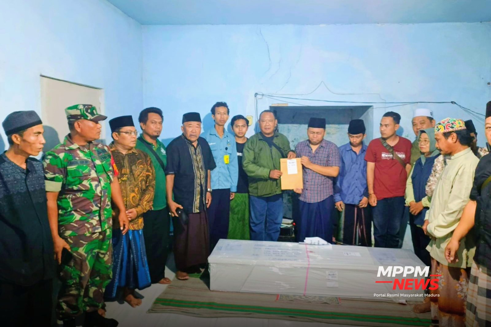 Jenazah PMI asal Lumajang yang dipulangkan dari Malaysia tiba di rumah duka dan diserahkan kepada keluarga dengan pendampingan MPPM