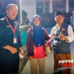 Tim SIAGA MPPM mendampingi seorang PMI asal Bekasi saat diserahkan kepada KBRI Kuala Lumpur setelah ditemukan terlantar di Sungai Buloh, Selangor.