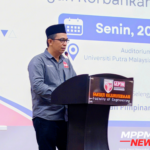 Abdul Kholik menyampaikan paparan tentang ancaman hilangnya identitas anak PMI dalam forum di Universiti Putra Malaysia.
