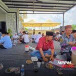 Warga Madura duduk bersama mengikuti tradisi remoh di halaman rumah di Banting, Selangor, dengan suasana penuh kebersamaan dan kekeluargaan.