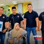 Seorang PMI perempuan asal Sampang duduk di kursi roda didampingi Tim SIAGA MPPM di Jabatan Imigresen Malaysia, Kajang, Selangor, sebelum dipulangkan ke Indonesia.