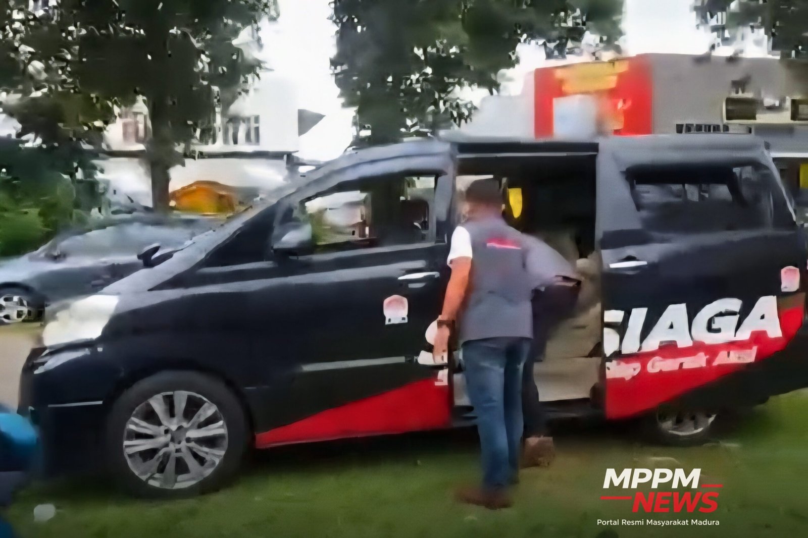Petugas Tim SIAGA MPPM mengevakuasi PMI dalam kondisi sakit menggunakan kendaraan operasional di kawasan Puchong Jaya, Selangor, Malaysia
