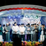 Tokoh ulama, pengurus ISMU Malaysia, perwakilan MPPM, dan pejabat KBRI Kuala Lumpur berfoto bersama di panggung Haul Al-Muntahy dan Pelantikan Pengurus ISMU Malaysia di Selangor.