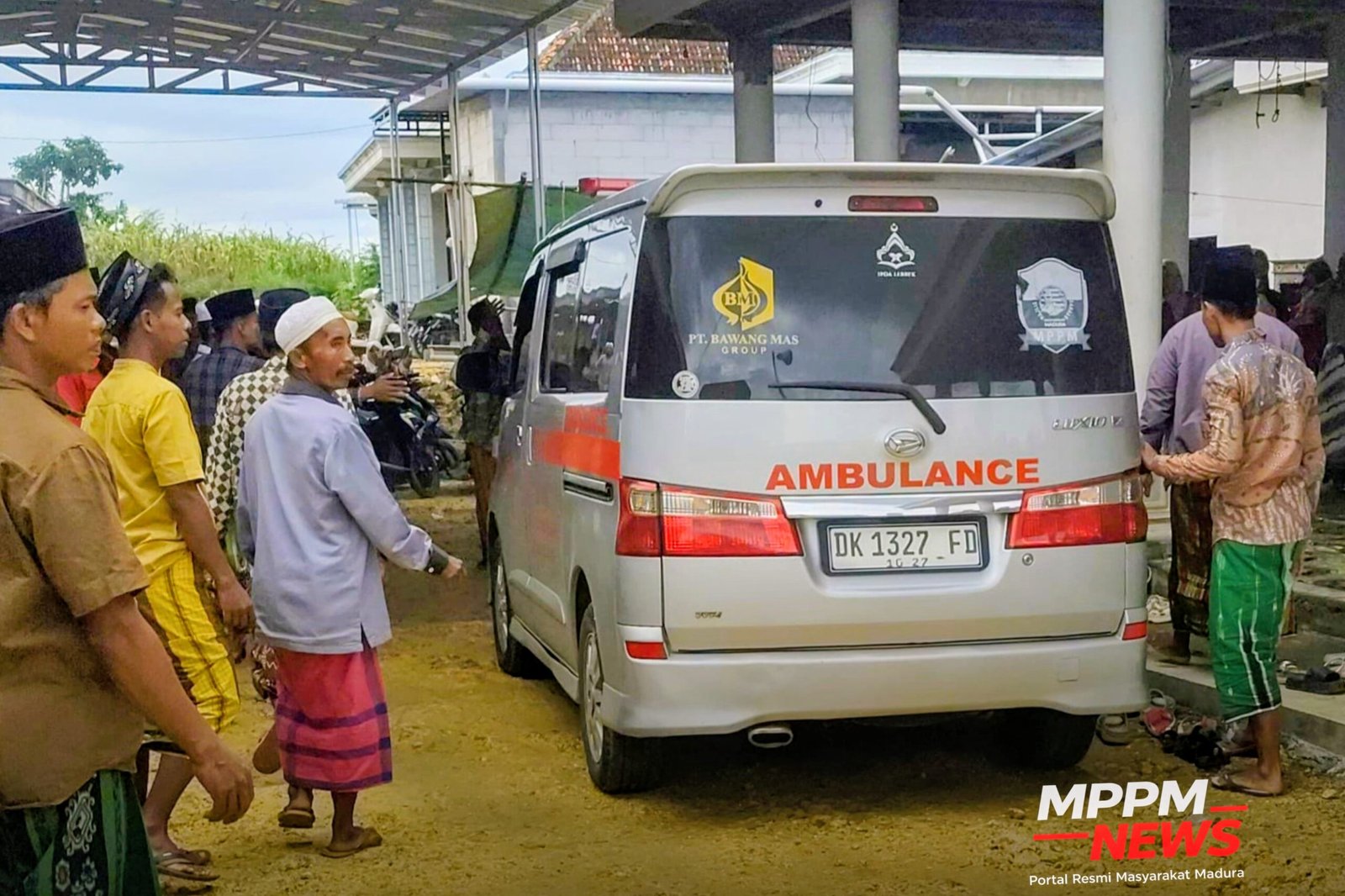 Ambulans MPPM membawa jenazah PMI asal Sampang tiba di rumah duka untuk dimakamkan