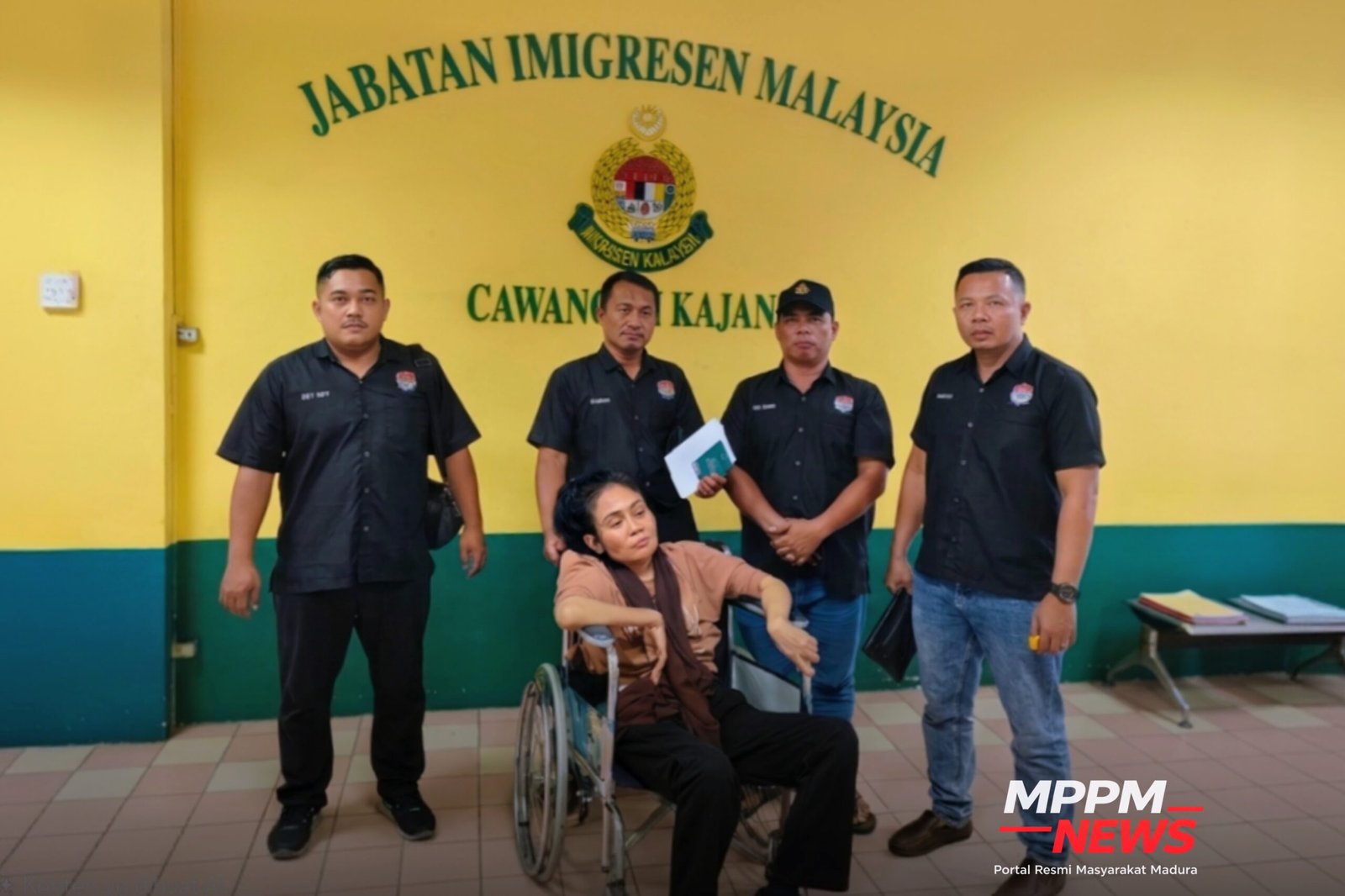 Tim SIAGA MPPM mendampingi PMI sakit asal Medan di Jabatan Imigresen Kajang, Selangor