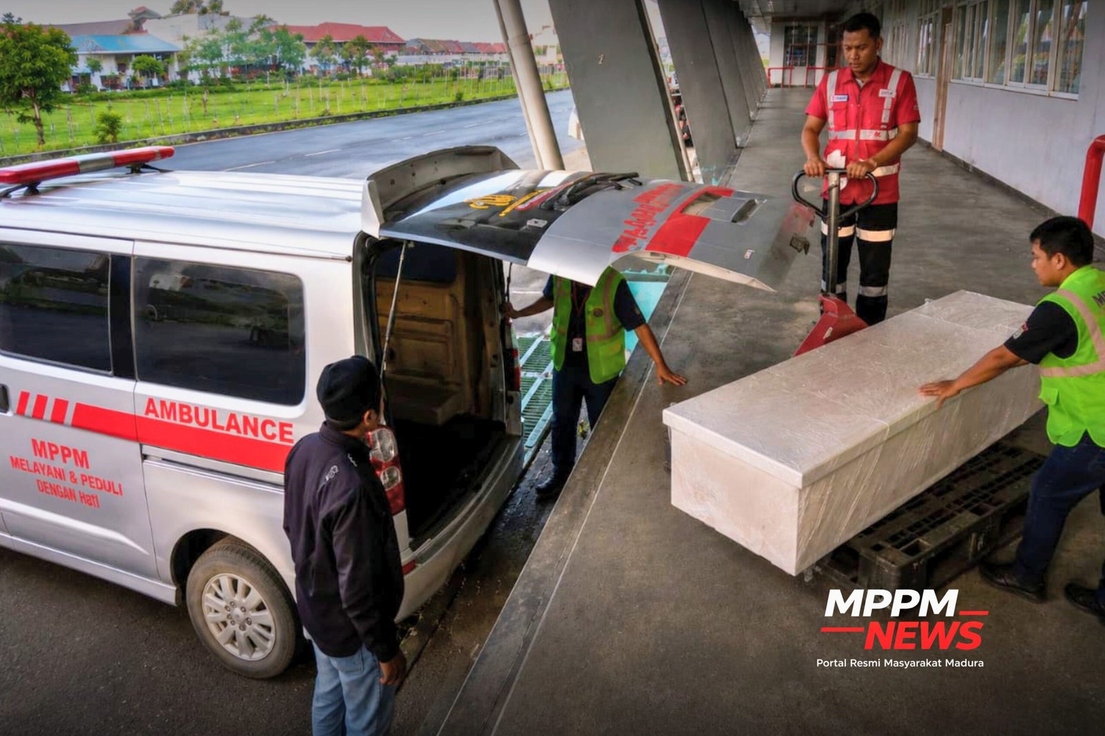 Petugas Ambulans Jenazah MPPM menjemput jenazah Rusdi bin Ali di terminal kargo Bandara Juanda Surabaya untuk dipulangkan ke Bangkalan, Jawa Timur.