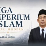 Ilustrasi artikel Tiga Imperium Islam Awal Modern menampilkan potret Abdul Kholik dengan latar peta dan arsitektur Islam klasik yang merepresentasikan Kekaisaran Utsmani, Safawi dan Mughal.