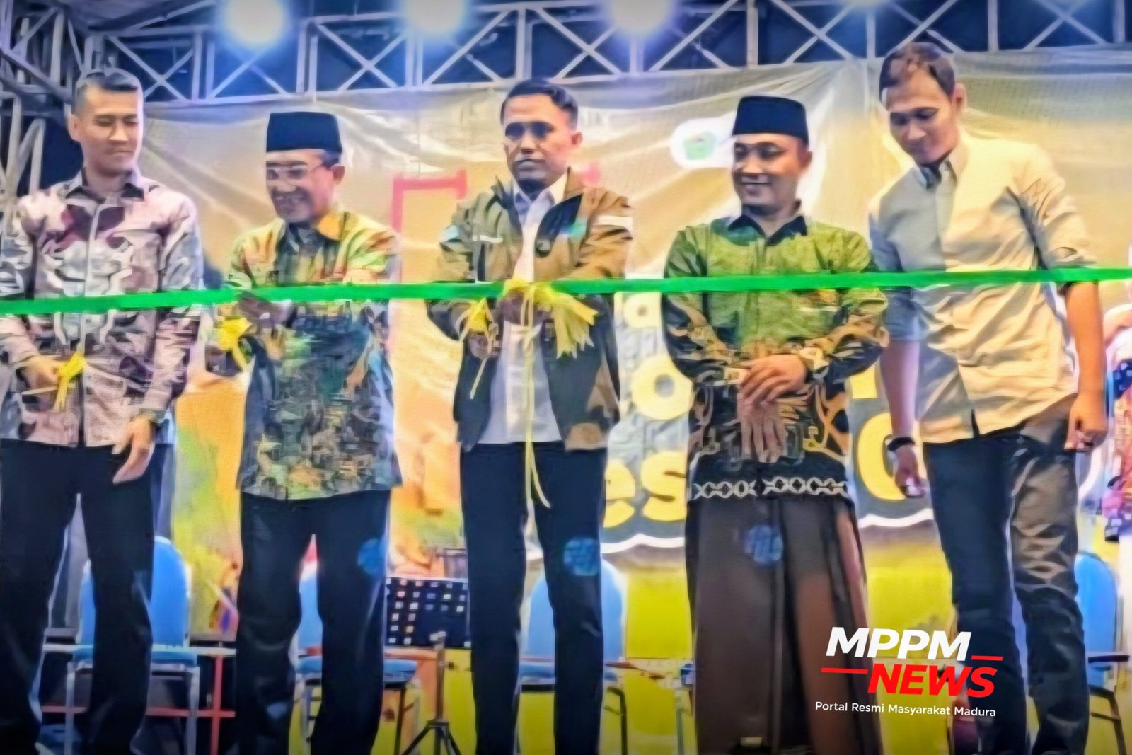 Bupati Pamekasan bersama jajaran pemerintah daerah dan HIPMI meresmikan Pamekasan Economic Fest 2026 melalui prosesi pemotongan pita di Monumen Arek Lancor.