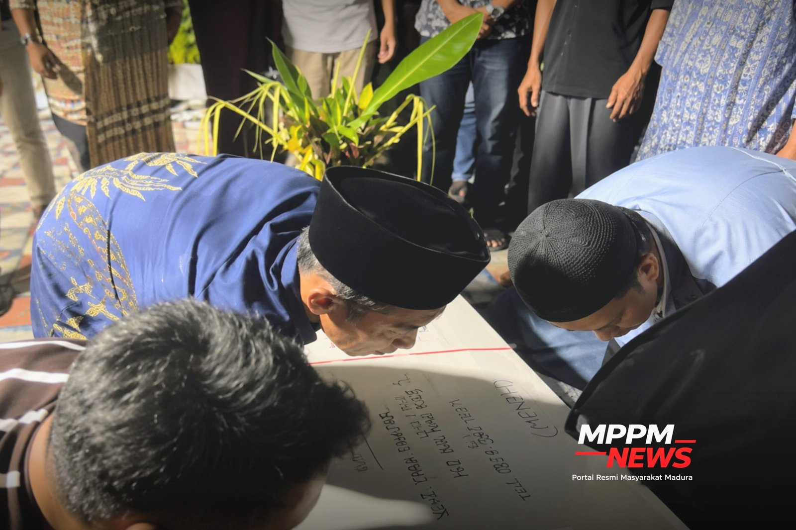 Keluarga dan kerabat memberikan penghormatan terakhir kepada jenazah Wijaya setelah tiba di rumah duka sebelum dimakamkan di Medan, Sumatera Utara.