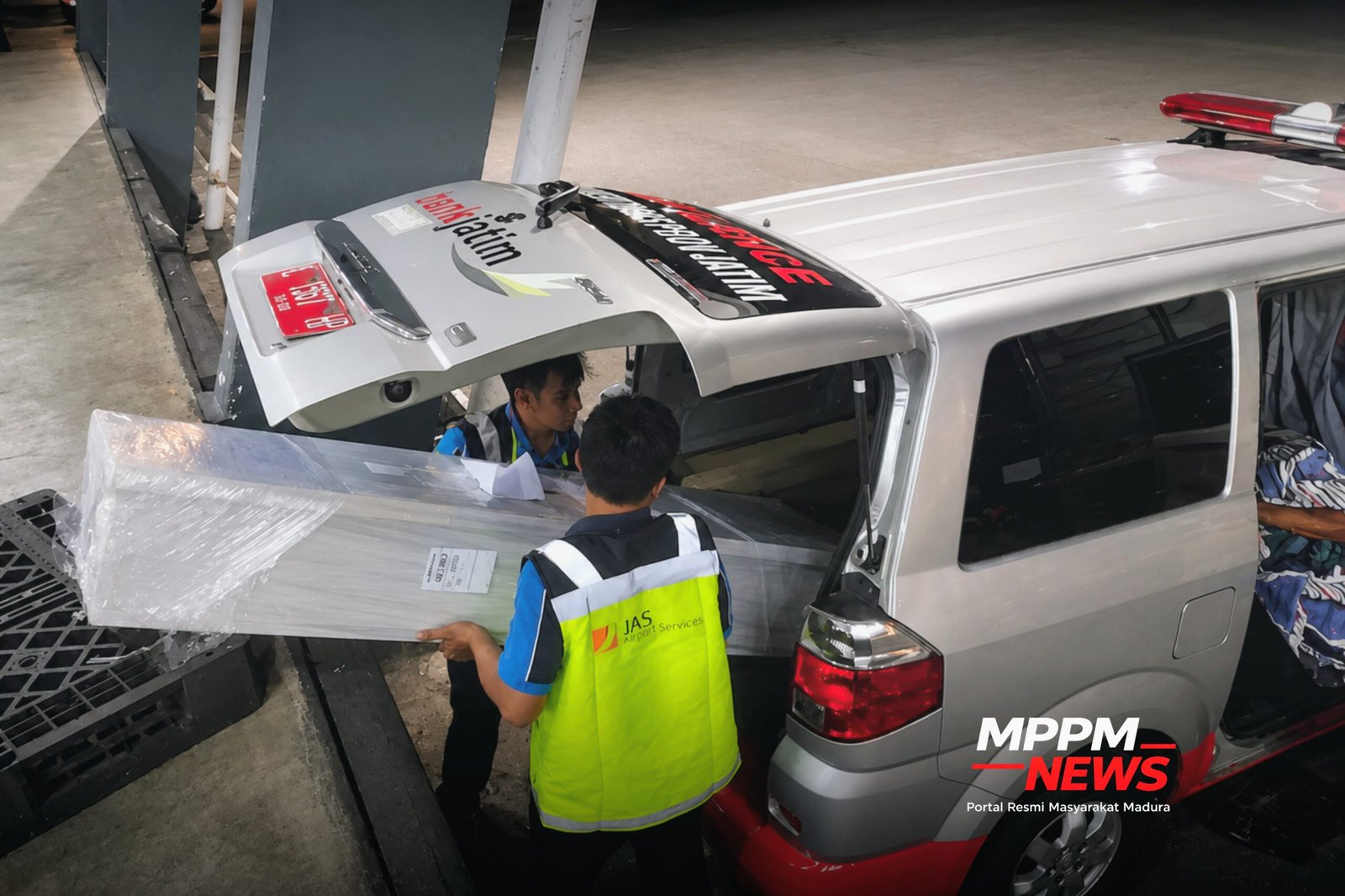 Petugas MPPM mengurus pemulangan jenazah PMI asal Jember yang meninggal dunia di Kuala Lumpur, Malaysia.
