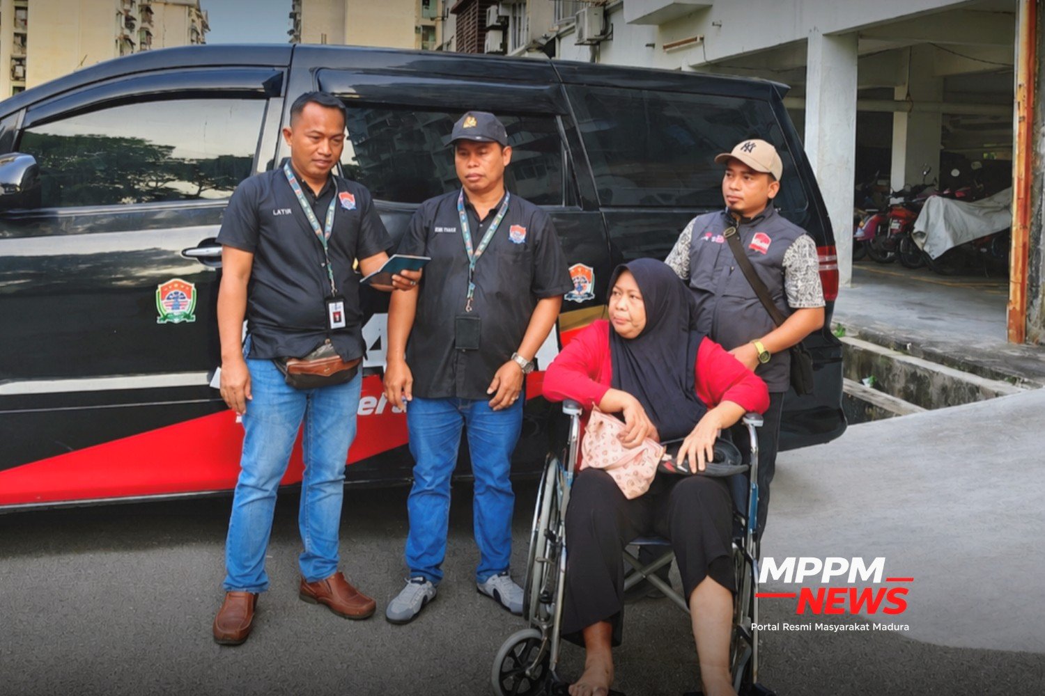 Tim SIAGA MPPM mendampingi PMI sakit asal Sampang dalam proses pemulangan dari Malaysia ke Indonesia.