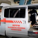 Petugas Ambulans Jenazah MPPM melakukan penjemputan jenazah PMI asal Gunung Rancak, Sampang di Bandara Juanda Surabaya sebelum diantar ke rumah duka.