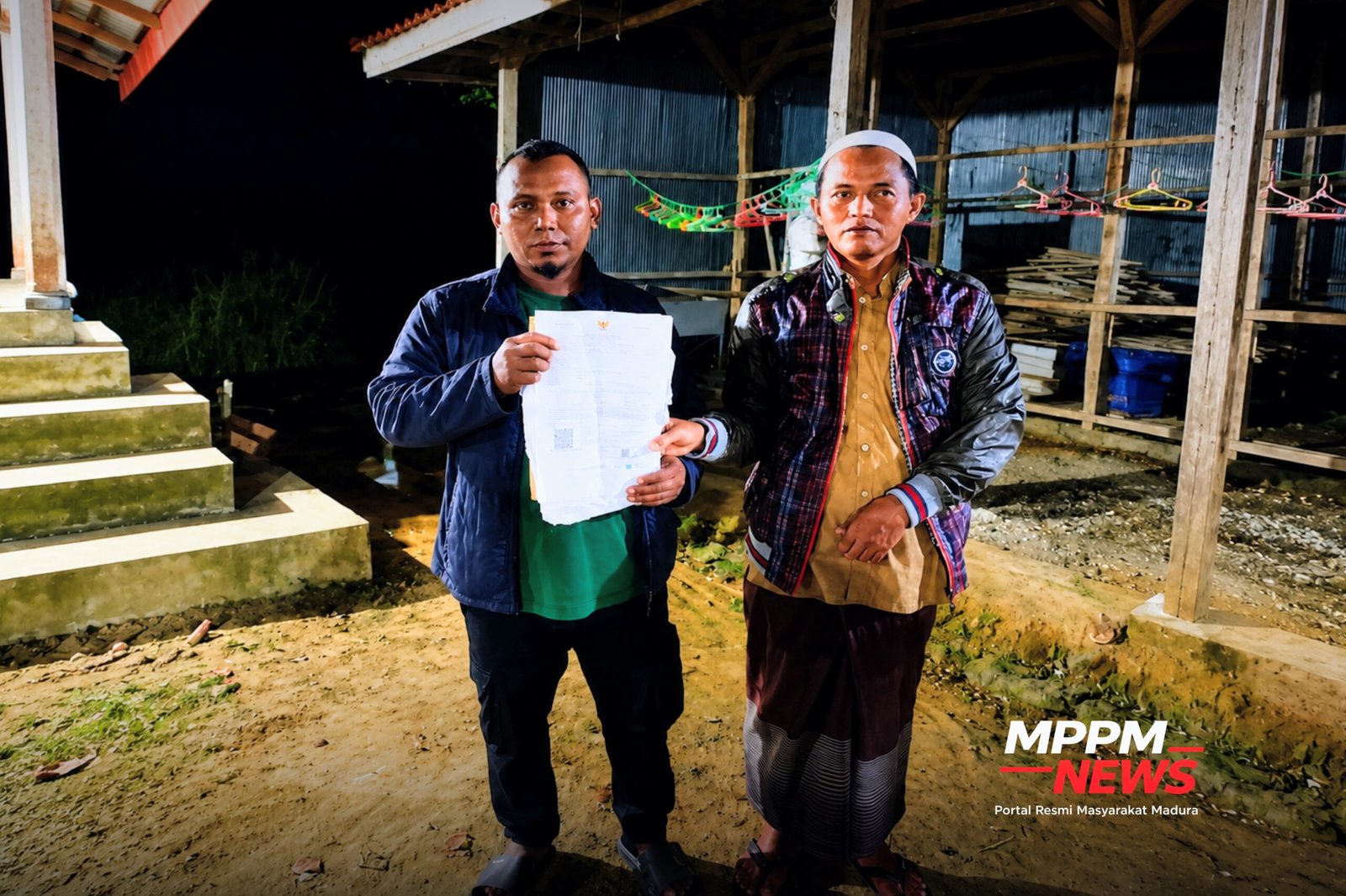 Perwakilan keluarga almarhum Abdul Sastro menunjukkan dokumen pemulangan jenazah PMI asal Pamekasan yang meninggal dunia di Kuala Lumpur, Malaysia.