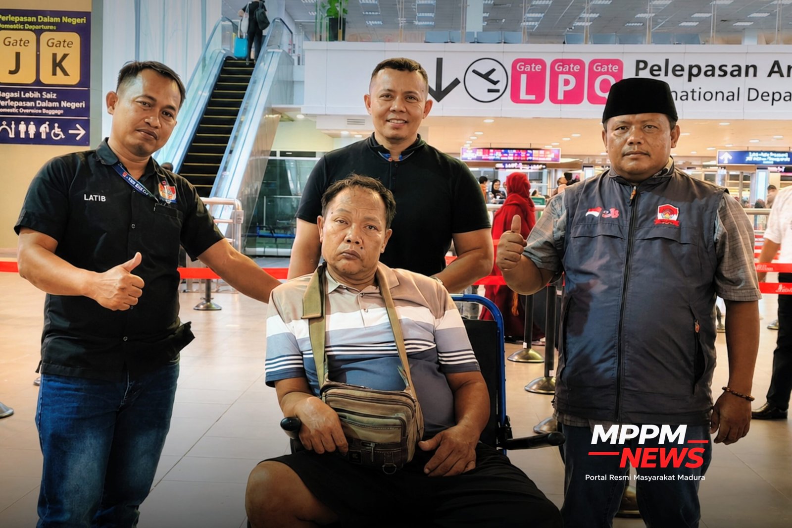 Sukadi, PMI asal Ponorogo yang menderita stroke, didampingi Tim Siaga MPPM sebelum diterbangkan pulang ke Indonesia melalui Bandara Internasional Kuala Lumpur (KLIA).