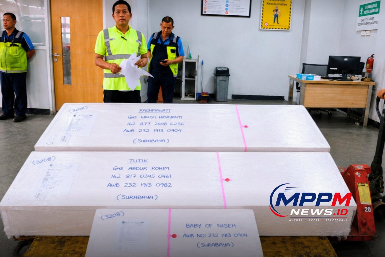 Tiga peti jenazah asal Madura berada di area kargo Bandara Kuala Lumpur sebelum diberangkatkan ke Surabaya melalui penerbangan Malaysia Airlines.