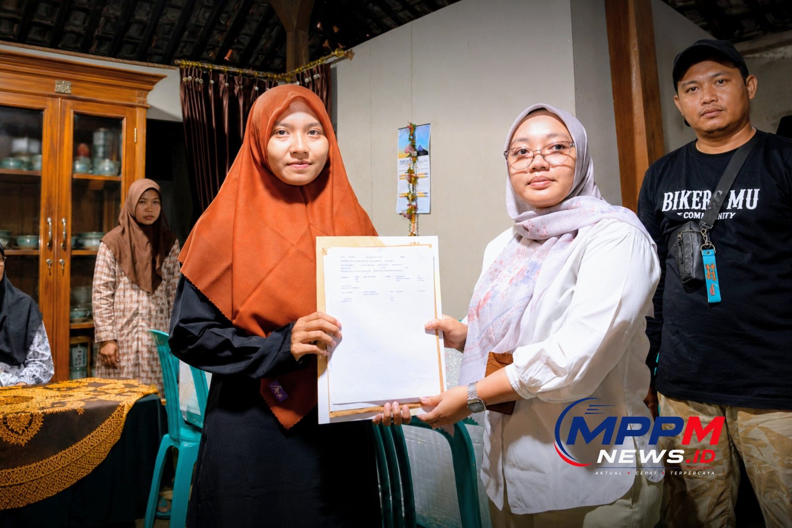Perwakilan MPPM menyerahkan dokumen pemulangan jenazah PMI asal Pati, Jawa Tengah, kepada keluarga almarhum setelah proses pemulangan dari Malaysia selesai dilaksanakan.