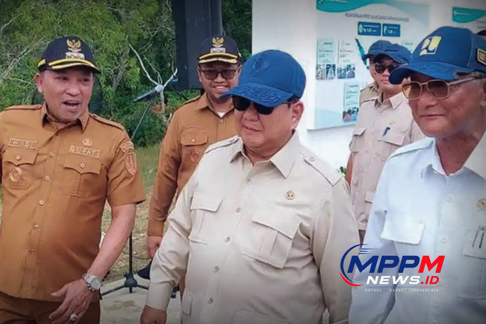 Presiden Prabowo Subianto didampingi sejumlah pejabat meninjau lokasi peresmian Program Inpres Jalan Daerah Tahun 2025 di Kabupaten Sampang, Madura.