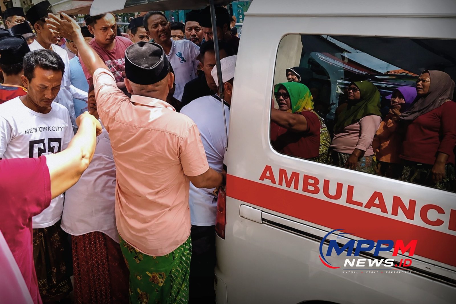 Keluarga dan warga menyambut kedatangan jenazah PMI asal Sokobanah, Sampang, yang dipulangkan dari Malaysia dan diantar menggunakan ambulans jenazah MPPM ke rumah duka.