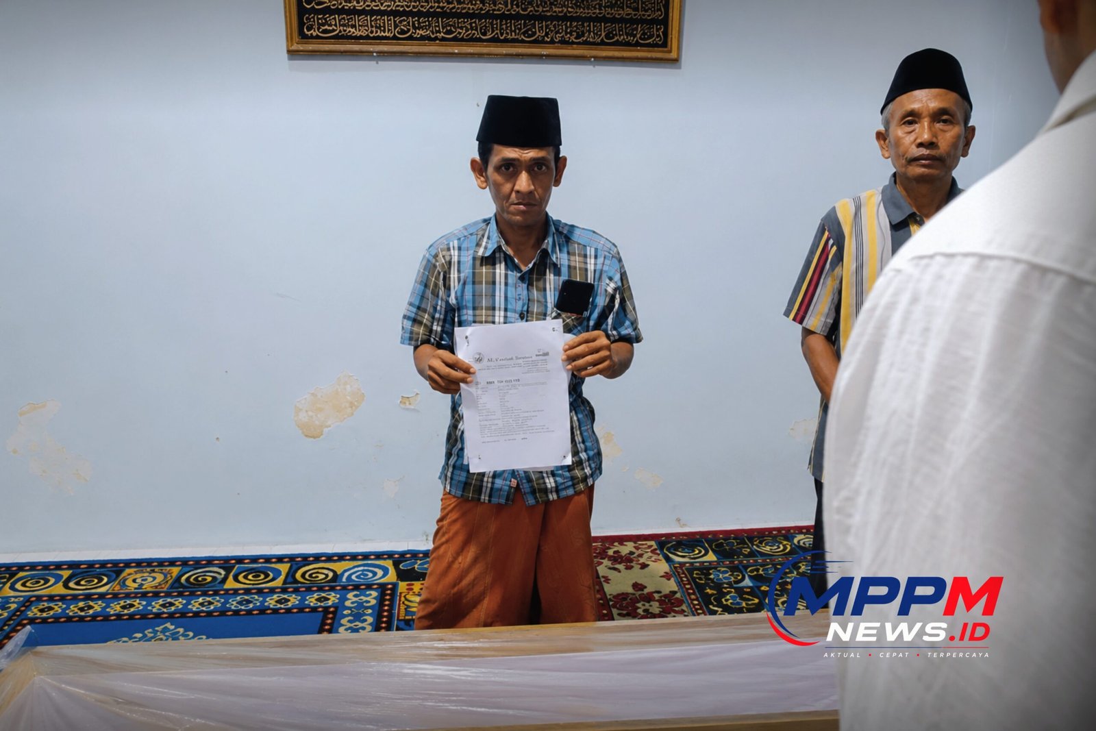 Keluarga menerima jenazah PMI asal Sampang, Muhammad Yasin, yang dipulangkan dari Malaysia dengan pendampingan MPPM.