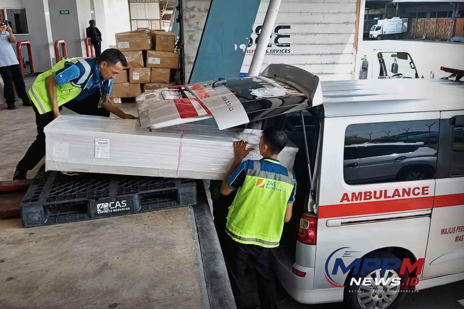 Petugas MPPM memindahkan jenazah Maddali Husin ke ambulans jenazah MPPM di Bandara Juanda Surabaya