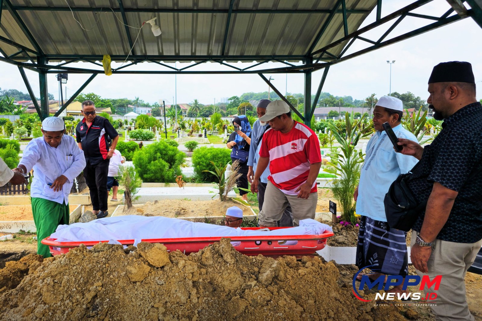 Tim Pengurusan dan Pemulangan Jenazah MPPM mengurus pemakaman PMI asal Kendal, Yeti Cahyono, di Tanah Perkuburan Islam Taman Sekamat, Kajang, Selangor, Malaysia.