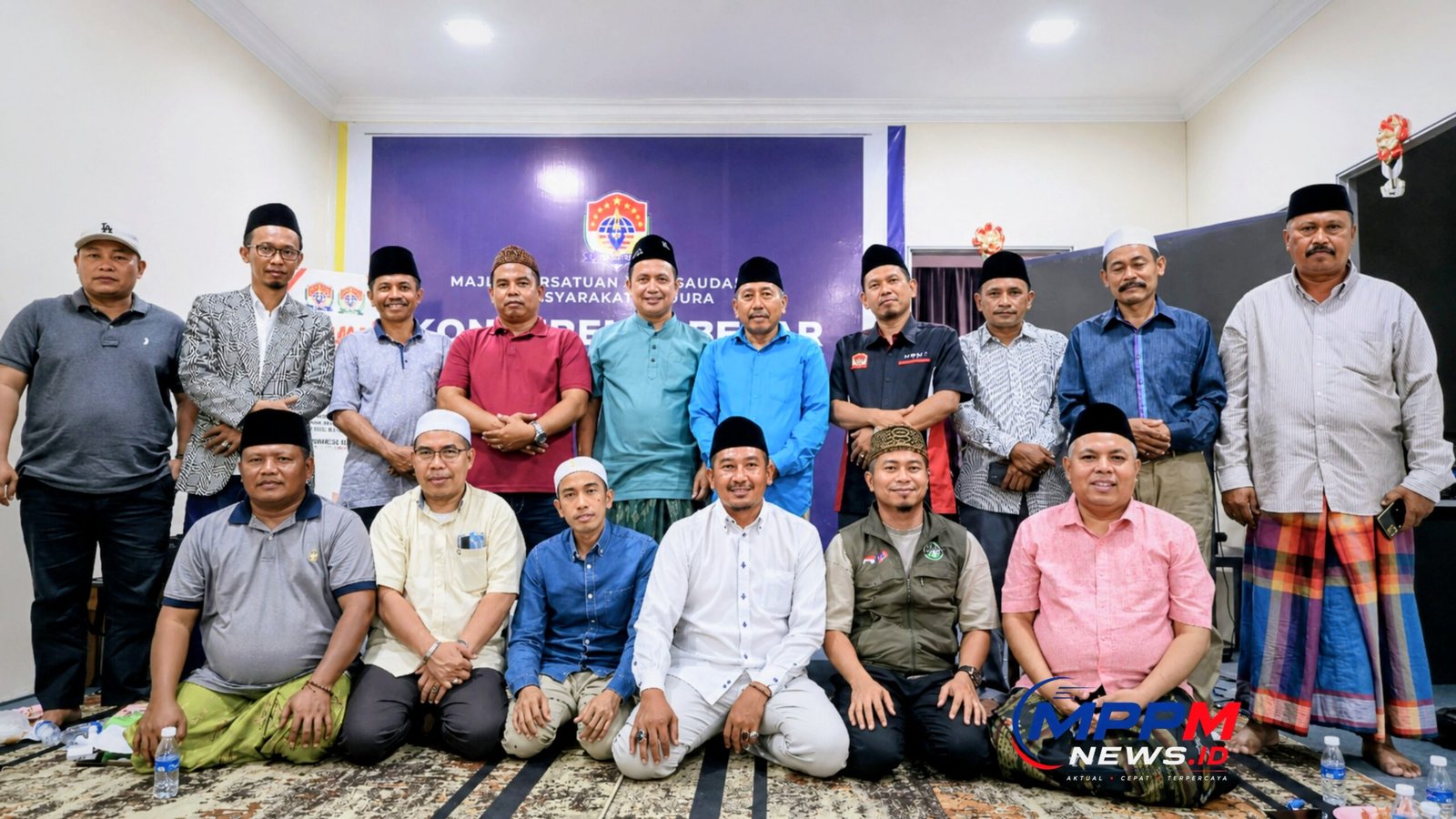 Pengurus PERSABA, Majlis Ta'lim Mutahabbina Fillah, dan peserta koloman berfoto bersama usai kegiatan di Kantor MPPM Kajang, Selangor.