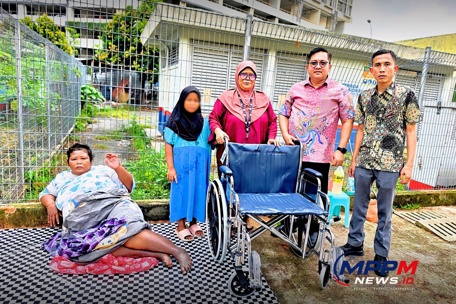 Petugas KBRI Kuala Lumpur menyerahkan kursi roda khusus kepada Ina Marisa, WNI terlantar asal Kabupaten Karimun, Kepulauan Riau, di kawasan Setapak, Kuala Lumpur.