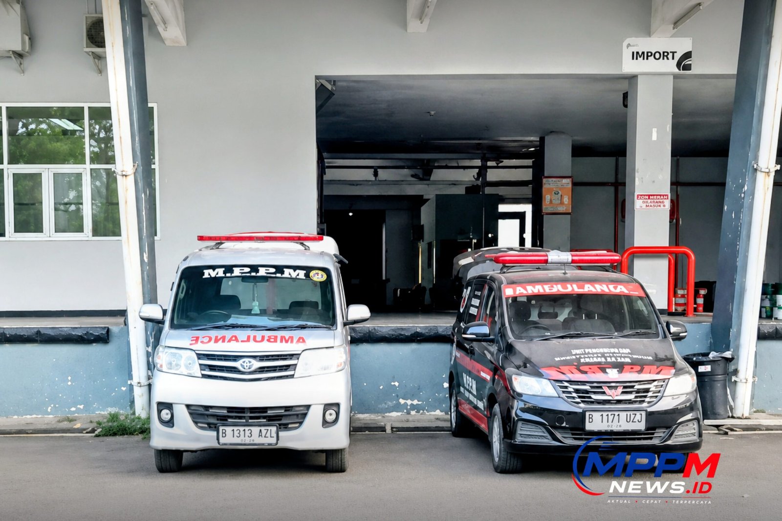 Dua ambulans jenazah MPPM di Bandara Internasional Juanda saat menjemput dua jenazah PMI yang dipulangkan dari Malaysia