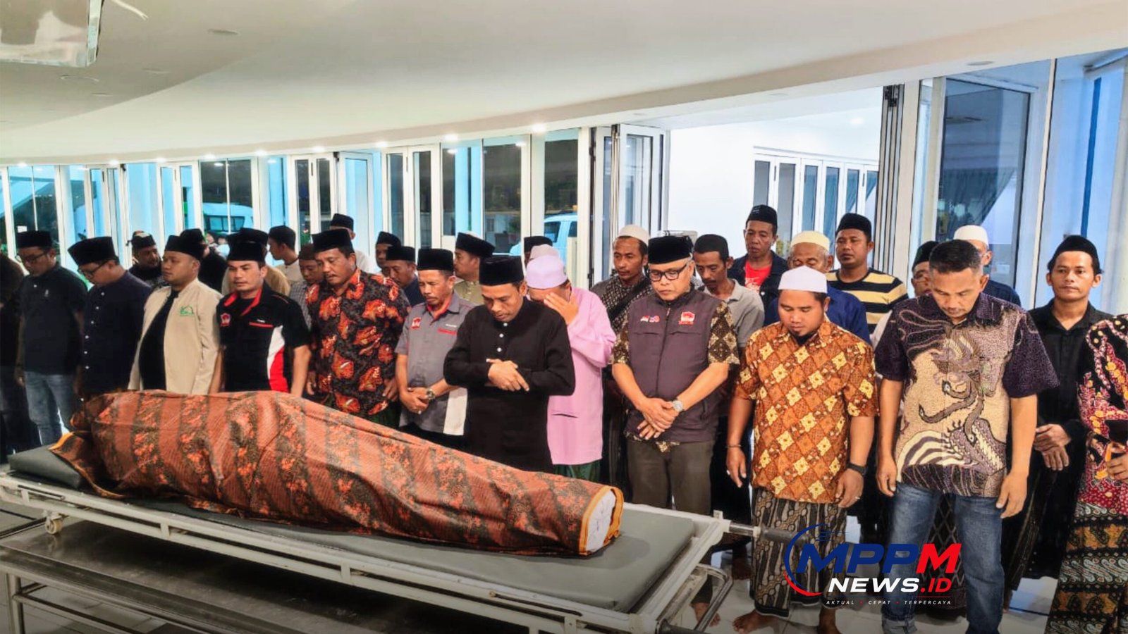 Pengurus dan anggota MPPM menyalatkan jenazah KH Mohammad Rizki di Masjid Tun Abdul Aziz, Petaling Jaya, Malaysia.