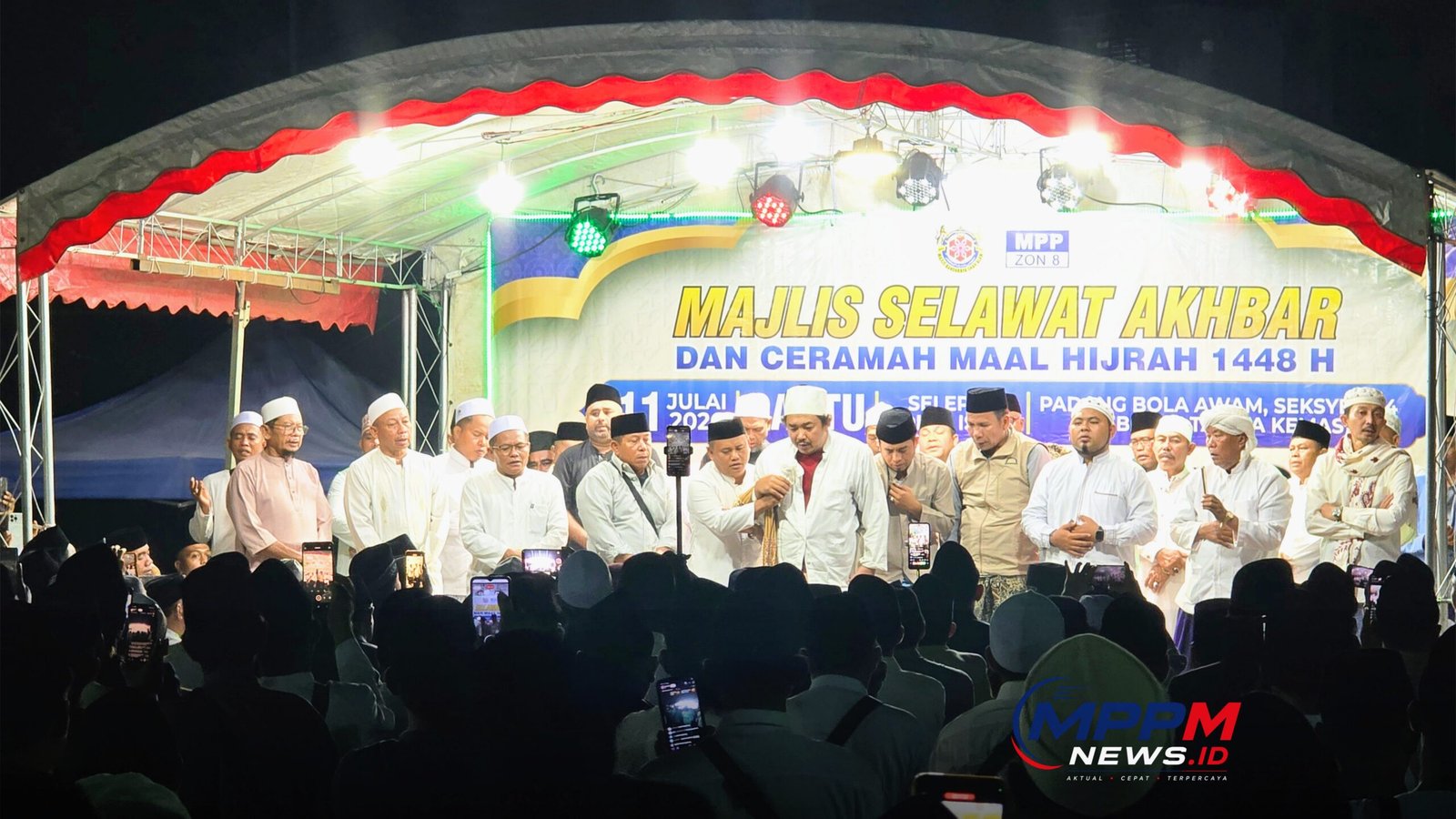 Ribuan masyarakat Madura menghadiri Majlis Selawat Akbar dan Ceramah Maal Hijrah 1448 H di Padang Bola Awam Seksyen 24, Shah Alam, Selangor.