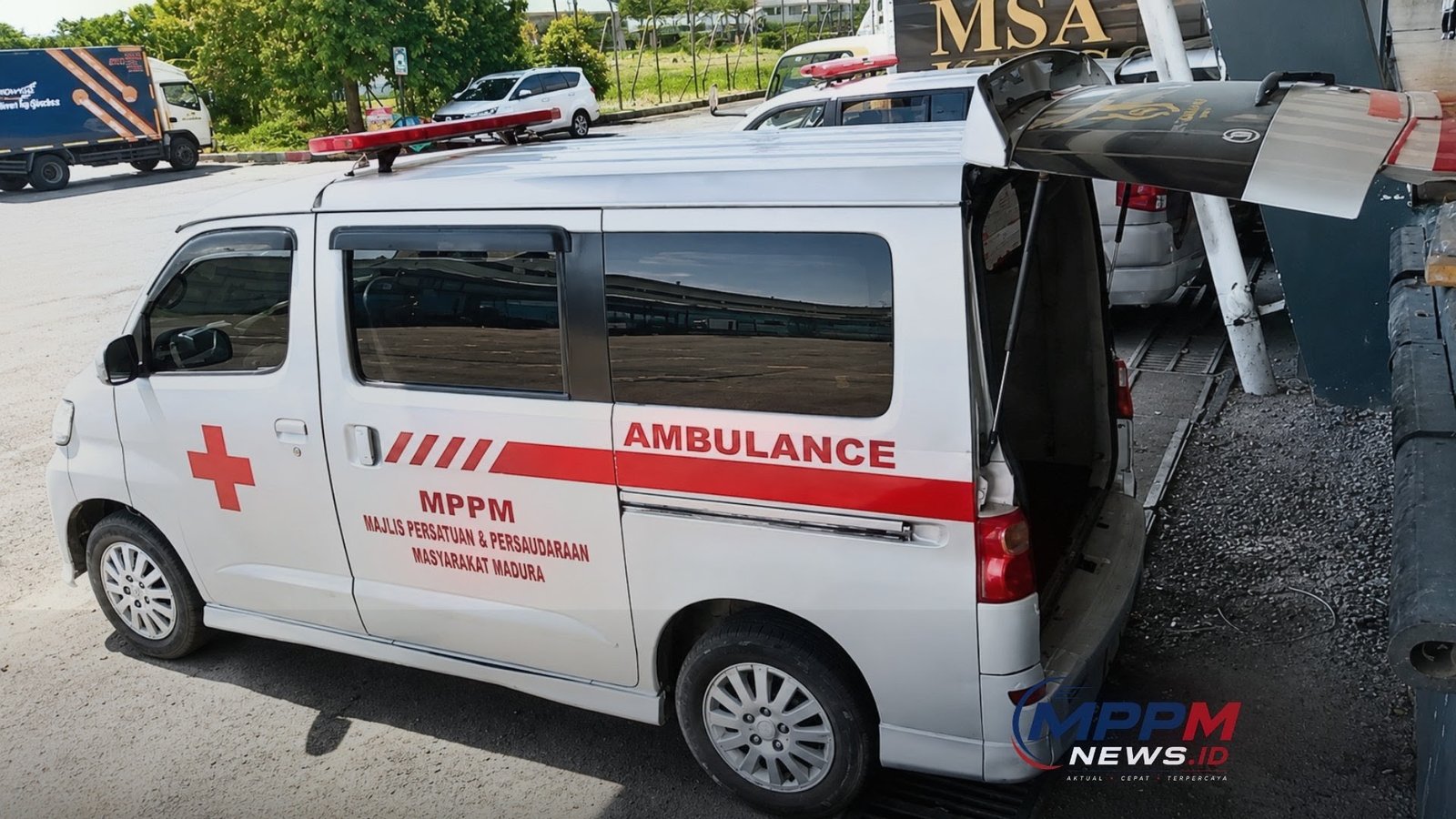 Ambulans jenazah MPPM yang digunakan untuk mengantar jenazah Andriyan dari Bandara Juanda menuju rumah duka di Pamekasan.