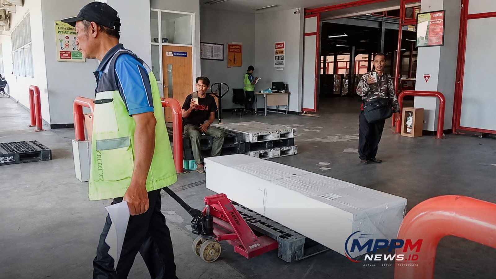 Jenazah Supandi, PMI asal Surabaya, saat proses pemulangan dari Malaysia menuju Indonesia melalui kargo penerbangan.