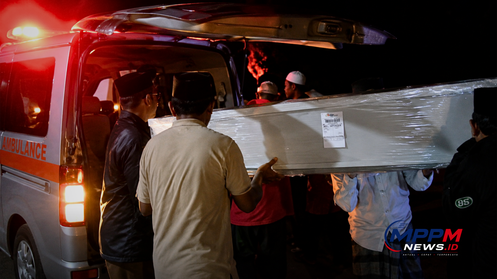 Tim Pengurusan dan Pemulangan Jenazah (TPPJ) MPPM menurunkan peti jenazah PMI asal Sampang dari ambulans setibanya di rumah duka di Jawa Timur.