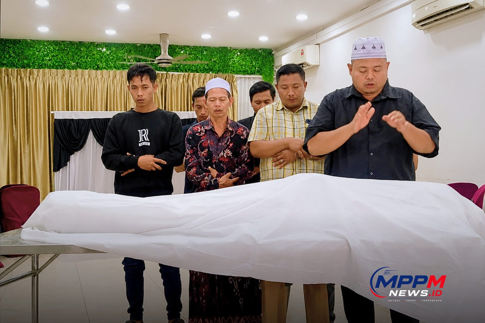 Tim Pengurusan dan Pemulangan Jenazah (TPPJ) MPPM melaksanakan salat jenazah untuk PMI asal Sampang sebelum dipulangkan dari Kuala Lumpur ke Indonesia.