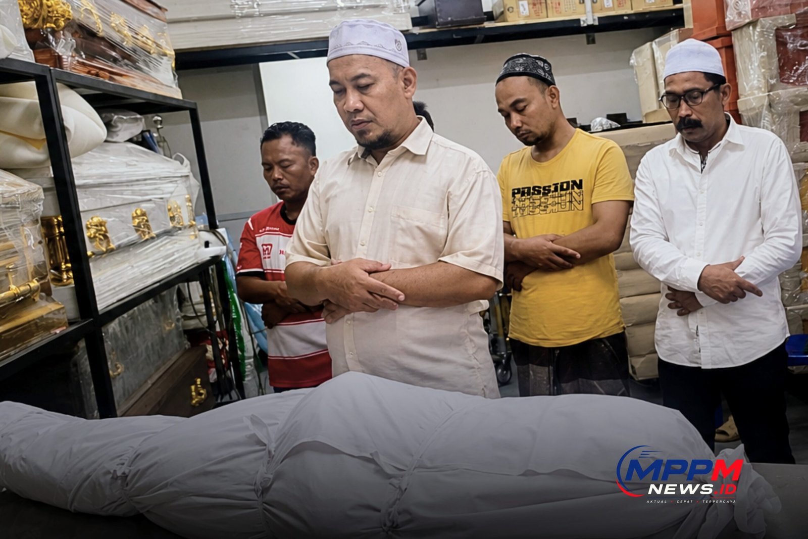 Tim Pengurusan dan Pemulangan Jenazah (TPPJ) MPPM melaksanakan salat jenazah PMI asal Bangkalan, Maisaroh (46), sebelum dipulangkan dari Kuala Lumpur, Malaysia, ke Indonesia.