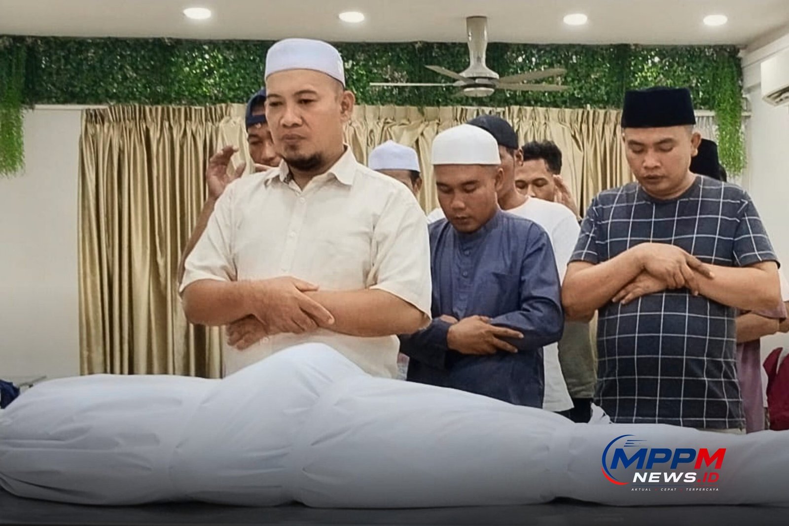 Salat jenazah PMI asal Sampang sebelum dipulangkan dari Malaysia oleh Tim Pengurusan dan Pemulangan Jenazah (TPPJ) MPPM.